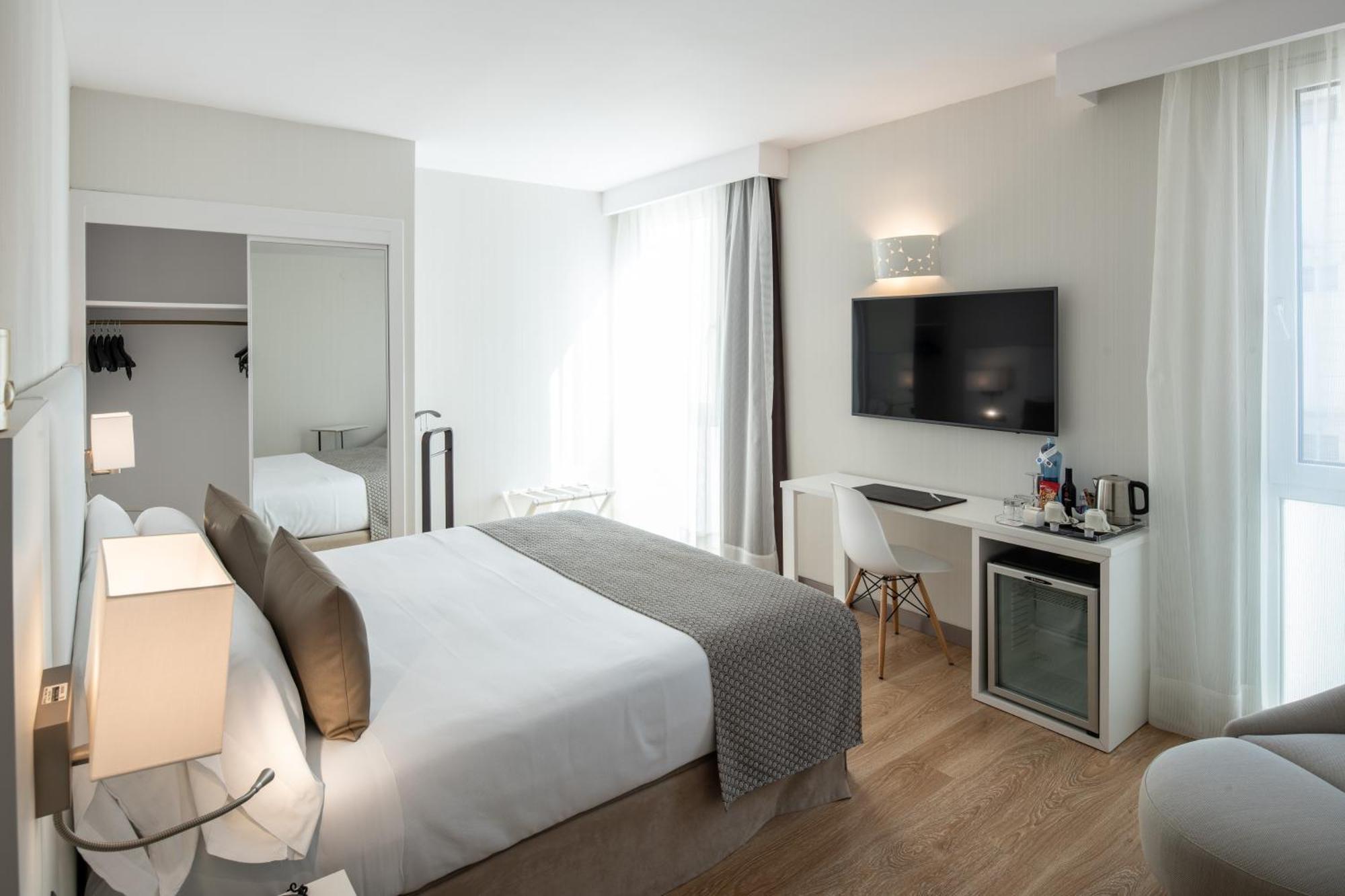 Catalonia Bristol Hotel Sant Andreu de la Barca Exterior photo